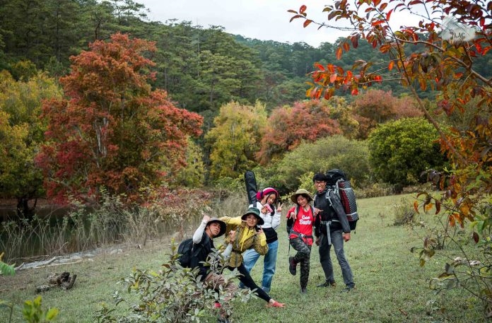 Để đến rừng lá đỏ Đa Mân, du khách có thể lựa chọn đi bộ từ thị trấn D’ran.