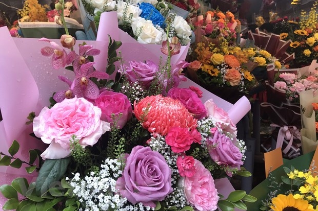 Trong dịp lễ ngày Quốc tế Phụ nữ 8/3 năm nay, giá hoa tươi, đặc biệt là hoa ngoại nhập tăng cao