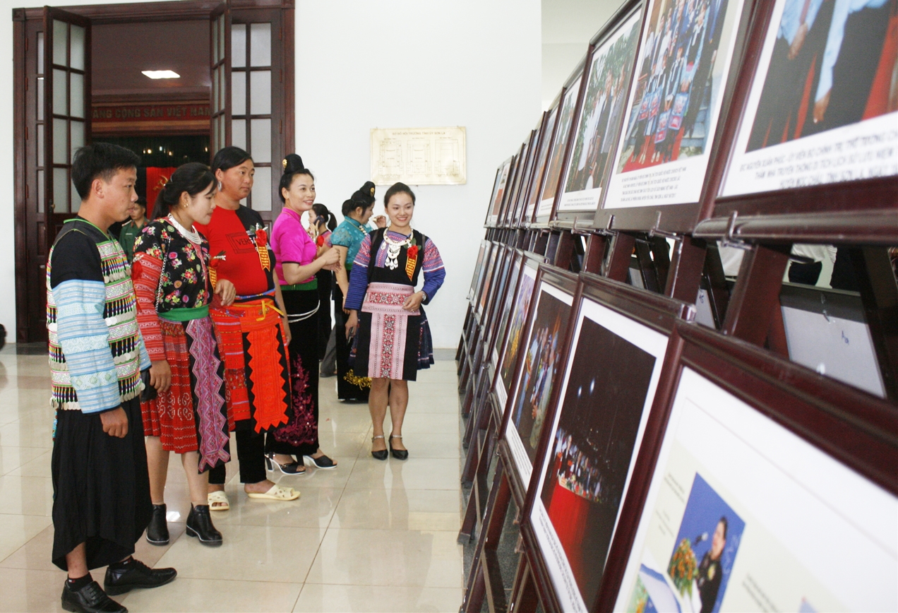 Phụ nữ DTTS cùng các đại biểu tham quan triển lãm ảnh tại Đại hội Đại biểu các DTTS tỉnh Sơn La