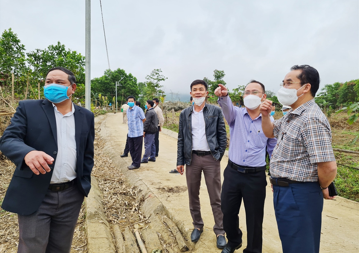 Phó Chủ tịch UBND tỉnh Trần Anh Tuấn cùng lãnh đạo huyện Phước Sơn khảo sát địa điểm xây dựng khu tái định cư tại xã Phước Năng 