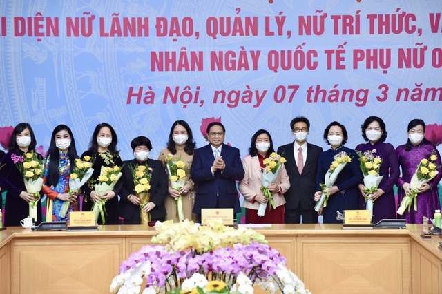 Thủ tướng Chính phủ Phạm Minh Chính tặng hoa các đại diện phụ nữ nhân ngày Quốc tế Phụ nữ 8/3 - Ảnh: VGP
