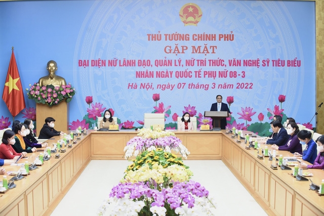 Thủ tướng Chính phủ Phạm Minh Chính gặp mặt đại diện nữ lãnh đạo, quản lý, nữ trí thức, văn nghệ sỹ tiêu biểu nhân Ngày Quốc tế phụ nữ 8/3 - Ảnh: VGP