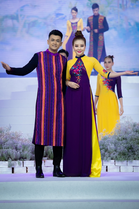 Hoa cỏ mùa xuân được Thuận Việt đưa lên tà áo dài trong bộ sưu tập "Hoa xuân"