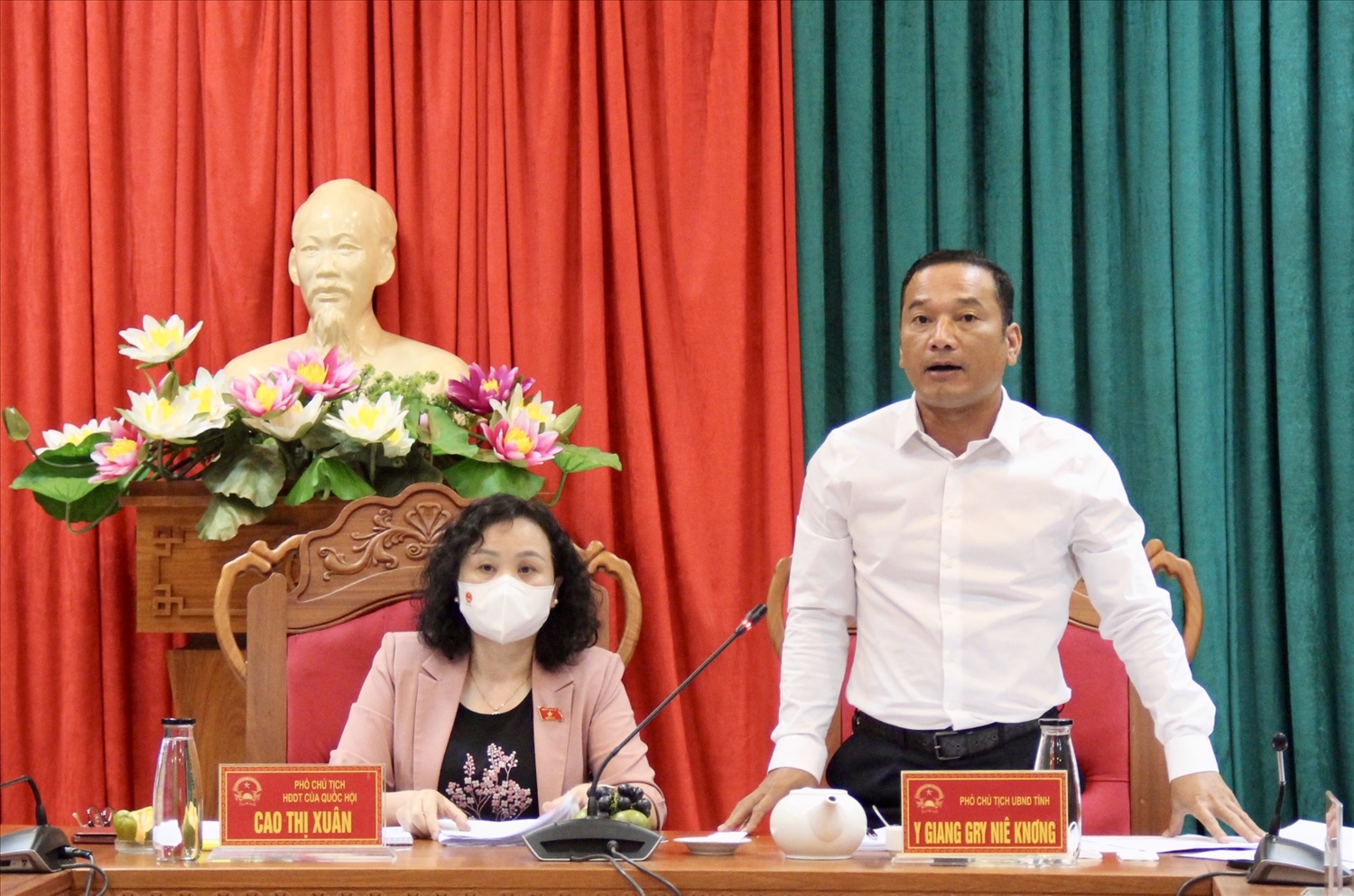 Phó Chủ tịch UBND tỉnh Đắk Lắk Y Giang Gry Niê Knơng báo cáo Đoàn công tác