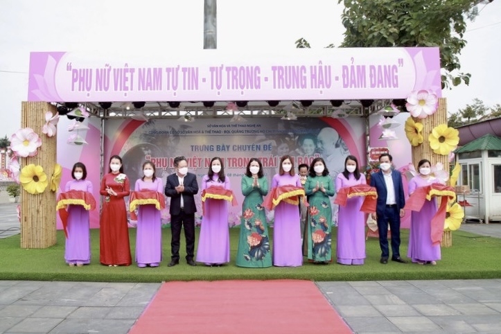 Lễ cắt băng khai mạc trưng bày ảnh chuyên đề “Phụ nữ Việt Nam trong trái tim Bác“