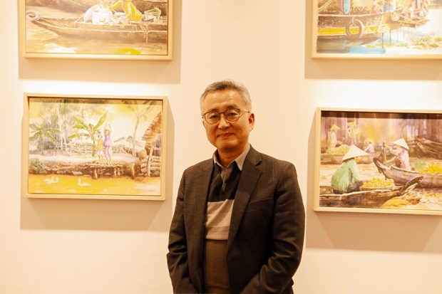 Tác giả Kim Jai-min tại triển lãm. (Ảnh: Anh Nguyên/TTXVN)