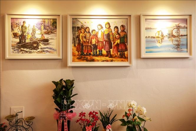 Các bức tranh màu nước về đất nước và con người Việt Nam được tái hiện từ các bức ảnh do chính tác giả chụp trong các chuyến thăm Việt Nam gần 30 năm qua. 