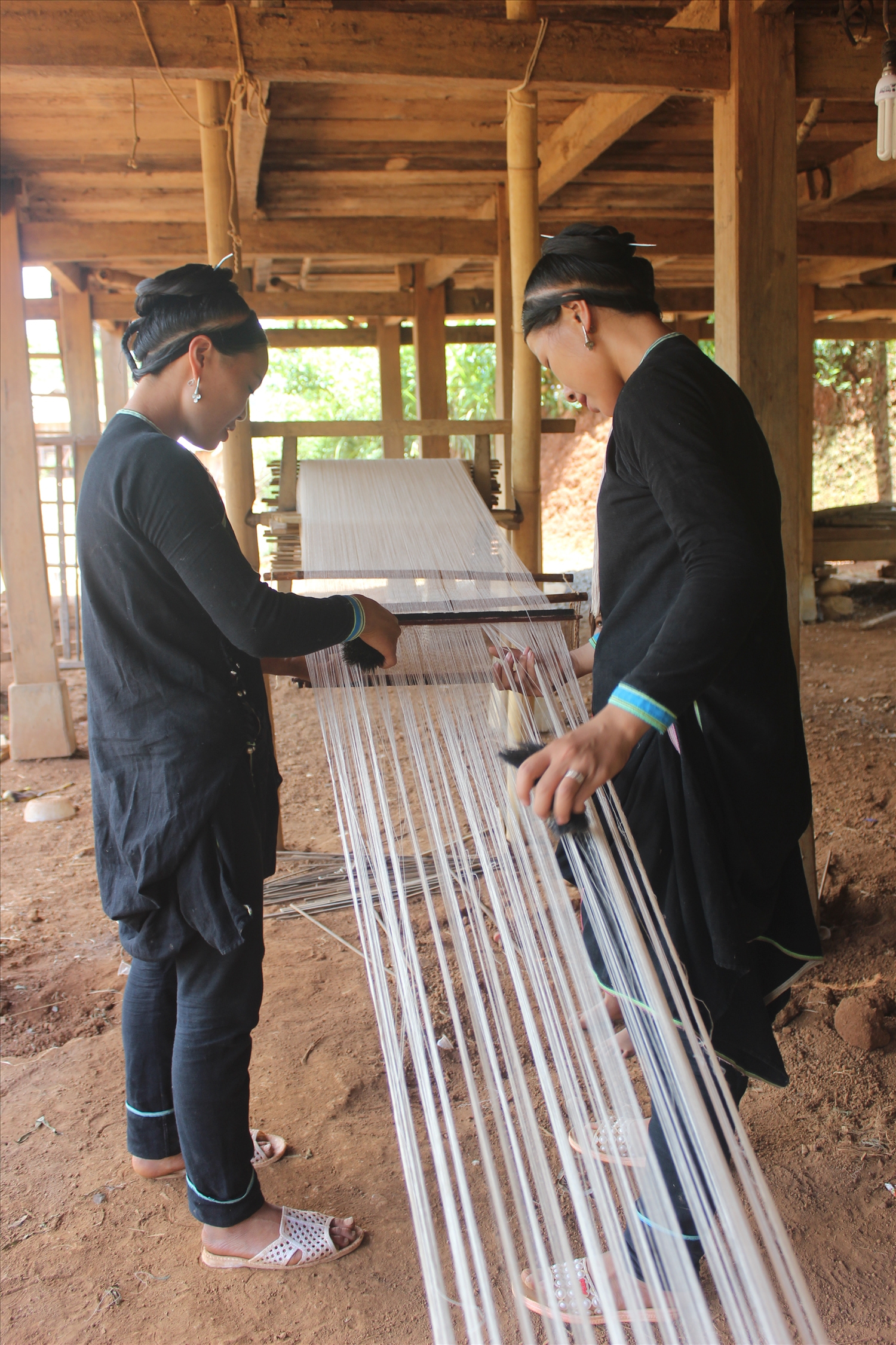 Công đoạn dệt vải của phụ nữ Dao ở Huổi Só, huyện Tủa Chùa, tỉnh Điện Biên