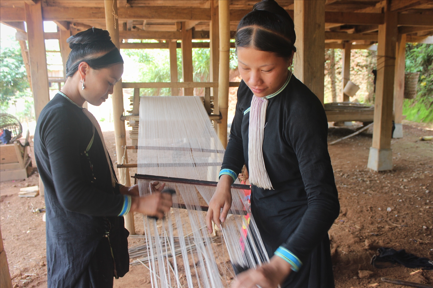 Phụ nữ Dao ở Huổi Só giữ nghề trồng bông, dệt vải