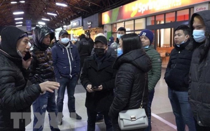 Người Việt sơ tán từ Ukraine tới nhà ga chính ở thủ đô Bucarest, Romania. (Ảnh: Mạnh Hùng/TTXVN)