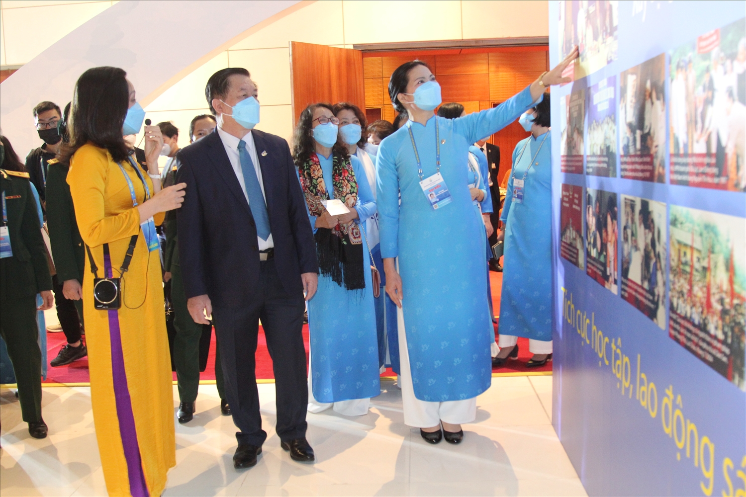 Thứ trưởng UBDT Hoàng Thị Hạnh cùng lãnh đạo các bộ, ngành tham quan buổi triển lãm 