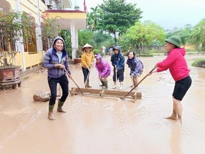 Giải Cộng đồng được trao cho Tác phẩm “Các cô giáo dọn trường sau lũ” của tác giả Lê Thị Gái đến từ Quảng Bình