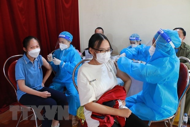 Tiêm vaccine phòng COVID-19 cho người dưới 18 tuổi tại Nghệ An. (Ảnh: Bích Huệ/TTXVN)