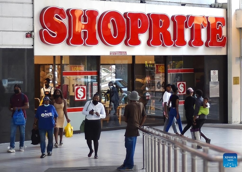 Khách hàng bên ngoài một cửa hàng Shoprite ở Cape Town, Nam Phi, ngày 8/3/3022. (Ảnh: Xinhua)