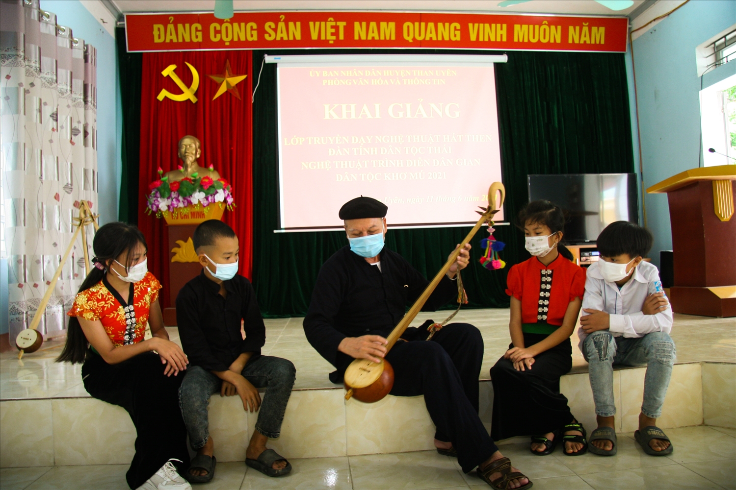 Ngoài vai trò là cố vấn của CLB đàn Tính - hát Then xã Mường Cang (Than Uyên Lai Châu), nghệ nhân Ưu tú Lò Văn Sơi thường bồi dưỡng các thế hệ kế cận về nghệ thuật chơi Tính tẩu.