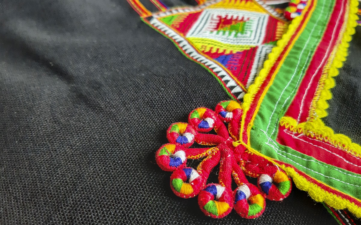 Khi thêu xong khăn, phụ nữ Thái thường dùng vải xanh hoặc đỏ làm nẹp viền theo nép khăn và đính cút piêu vừa để trang trí khăn piêu đẹp hơn, vừa có ý nghĩa xua đuổi ma tà.