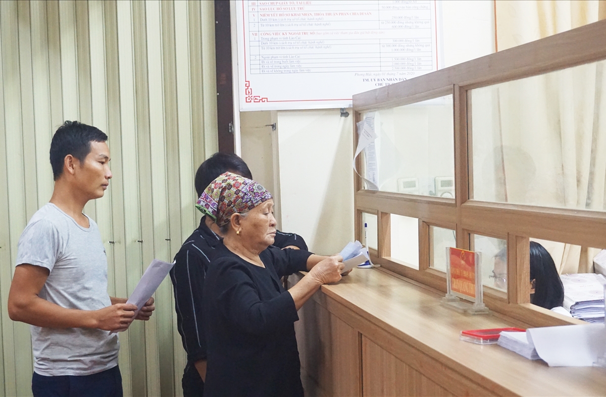 Người dân đến đăng ký giải quyết các thủ tục hành chính tại thị trấn Phong Hải (Ảnh chụp trước ngày 27/4/2021)
