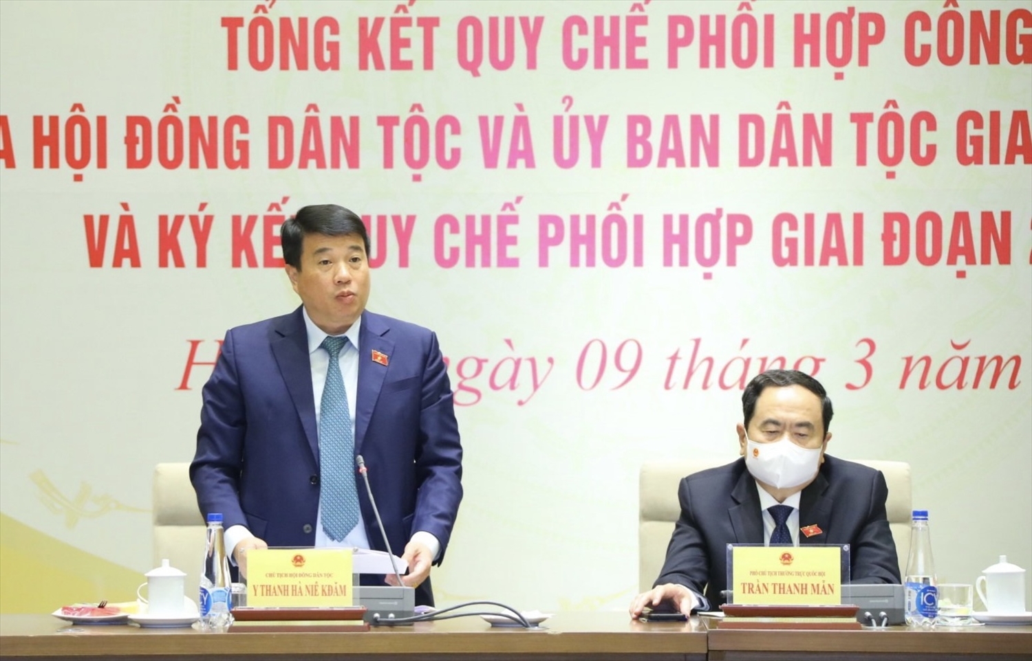 Ủy viên Trung ương Đảng, Chủ tịch Hội đồng Dân tộc của Quốc hội, Y Thanh Hà, Niê Kđăm phát biểu tại Hội nghị