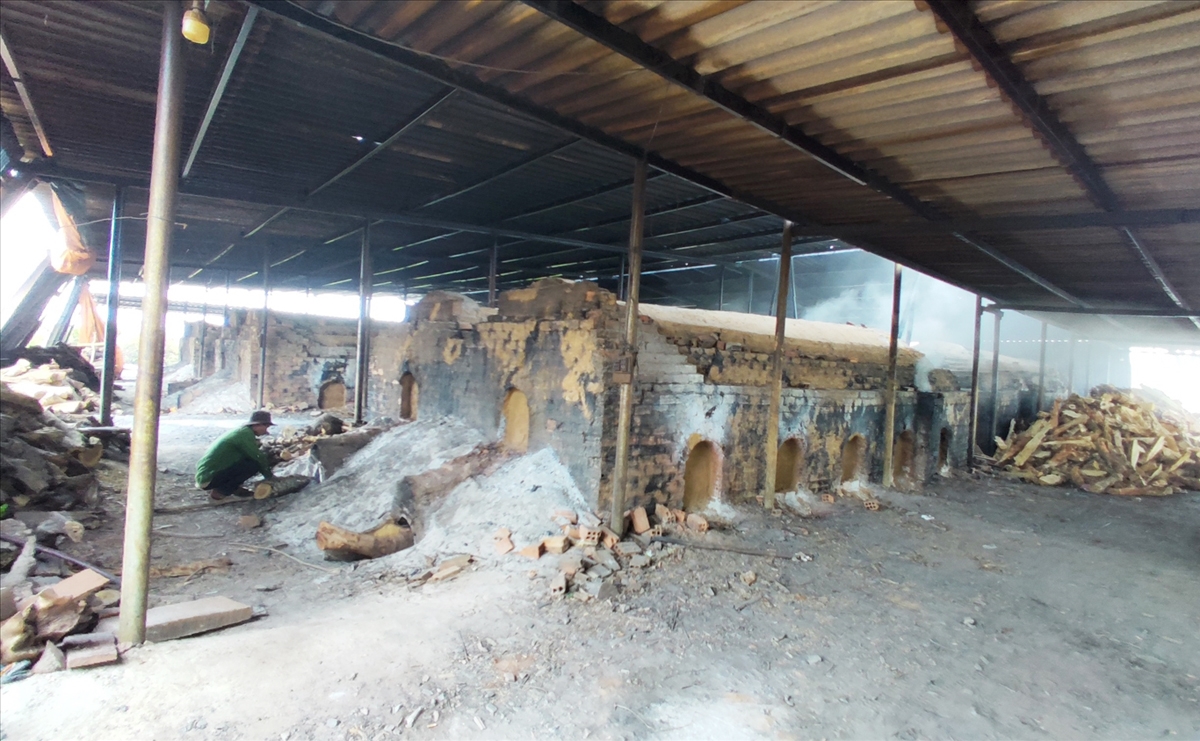 6 lò đốt than chuyên sản xuất loại than trắng đang hoạt động tại xã Al Bá, huyện Chư Sê được xây dựng kiên cố với mái che tôn và sắt