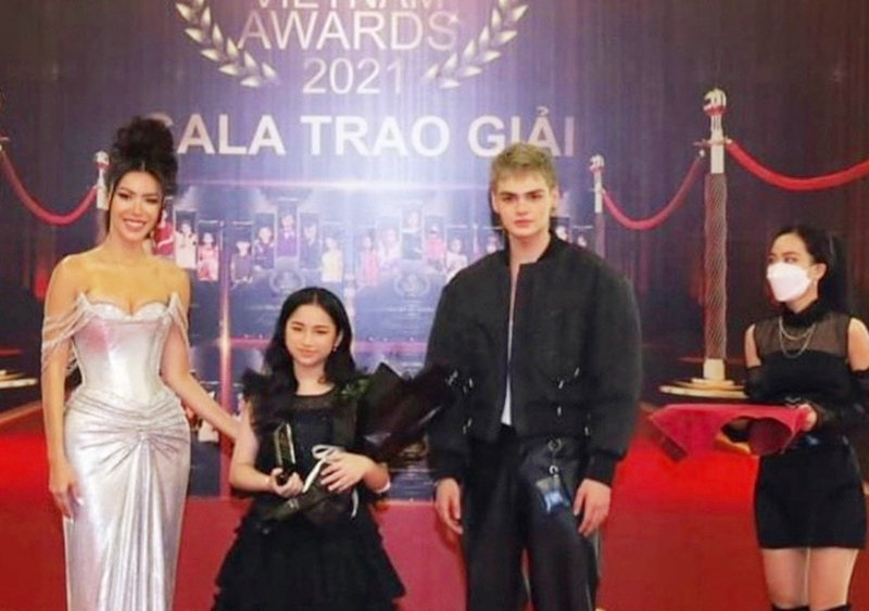 Hoa hậu - siêu mẫu Minh Tú (bên trái) và Quán quân The Next Face Việt Nam 2021 Stephen trao giải thưởng hạng mục “Người mẫu nhí nữ của năm” cho Linh Hà