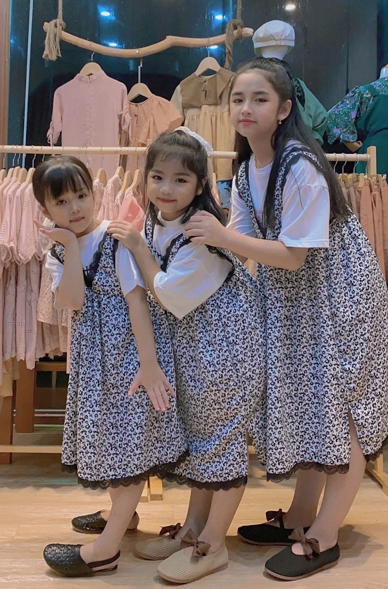 Linh Hà (thứ nhất từ phải sang) thường xuyên tham gia làm mẫu cho các shop bán áo quần trẻ em ở thị trấn Khe Sanh