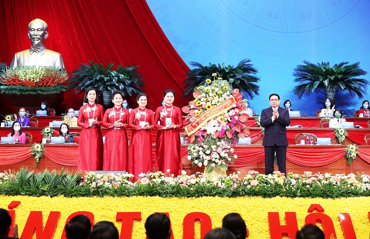 Thủ tướng Phạm Minh Chính thay mặt lãnh đạo Đảng, Nhà nước tặng hoa chúc mừng Đại hội
