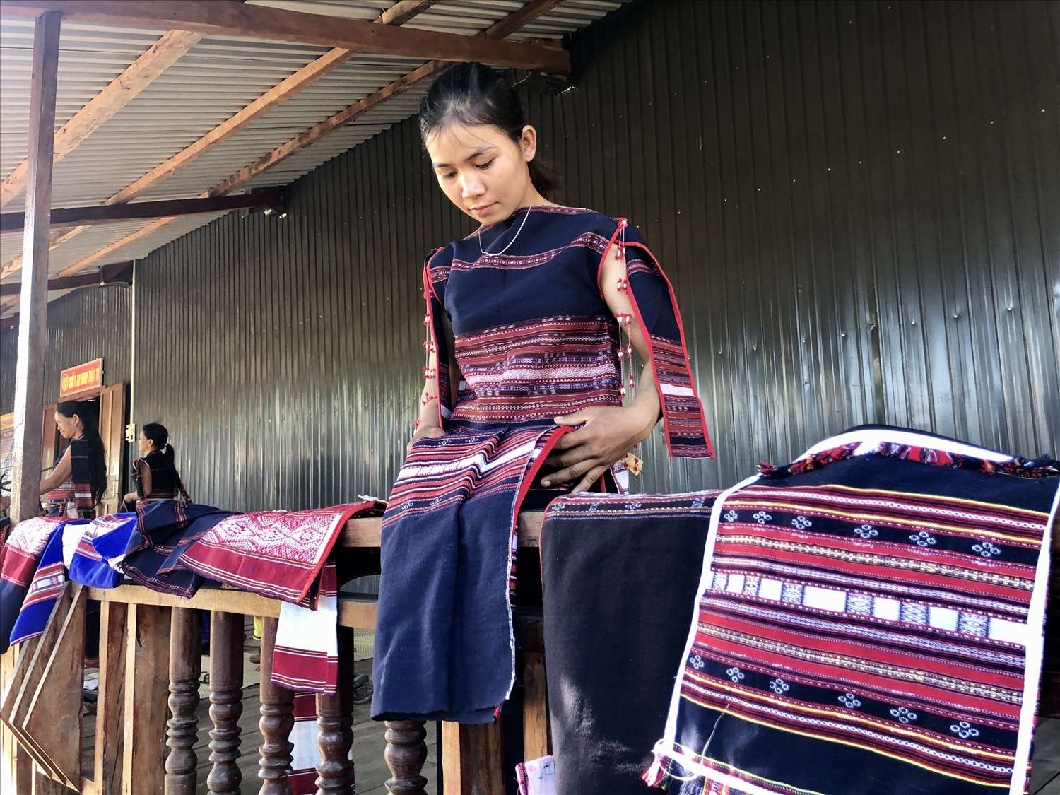 Dệt thổ cẩm đã trở thành biểu tượng tự hào, nét đẹp, bản sắc văn hóa cổ truyền của đồng bào dân tộc Ba Na tại Gia Lai