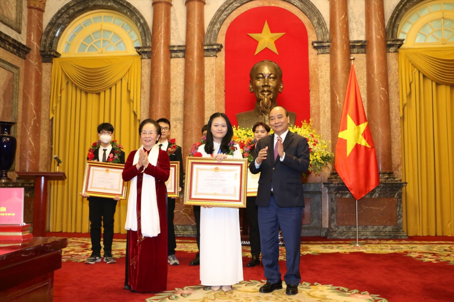  Nguyễn Lê Thảo Anh vinh dự nhận Huân chương Lao động hạng Nhì. Ảnh: NVCC