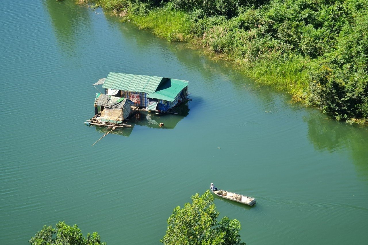 Thuyền bè của hộ dân rải rác trên hồ Tà Đùng