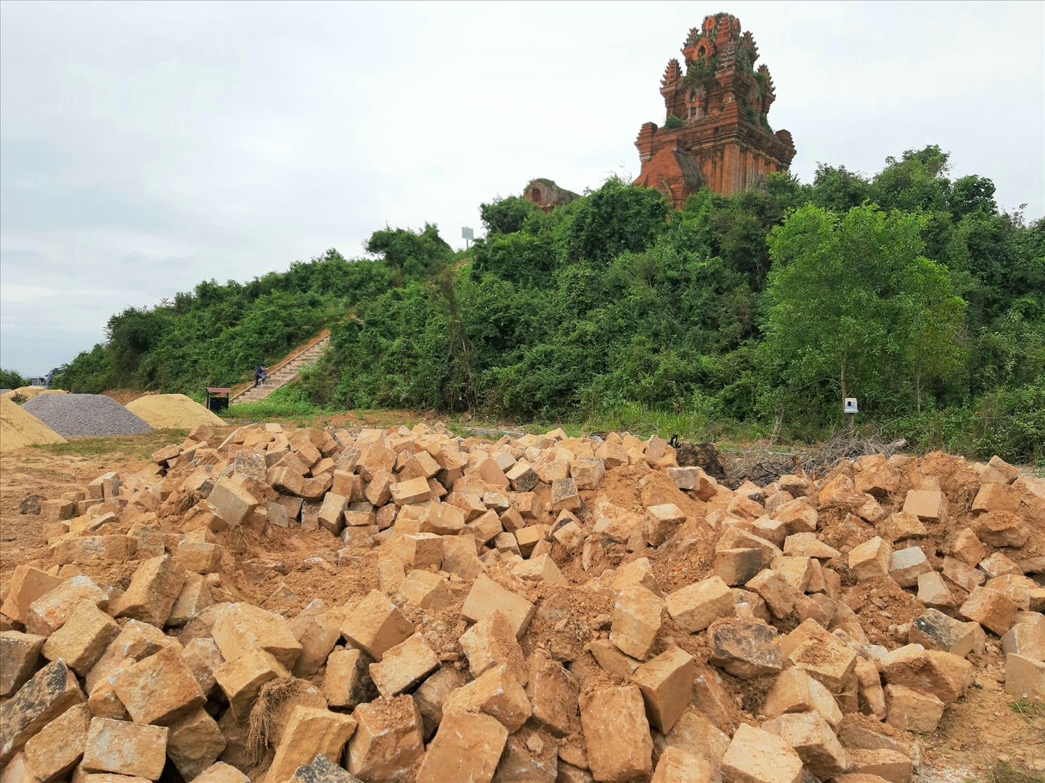 Hàng trăm viên gạch cổ bị đào lên chất thành đống