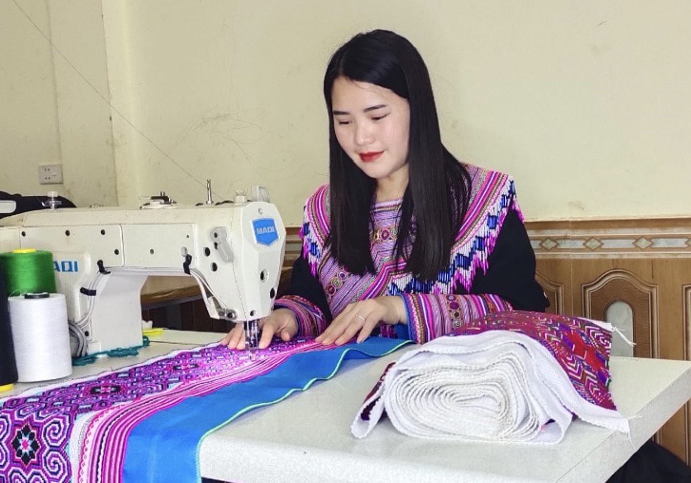 Chị Giàng Thị Chá may chiếc áo truyền thống dân tộc Mông do khách đặt