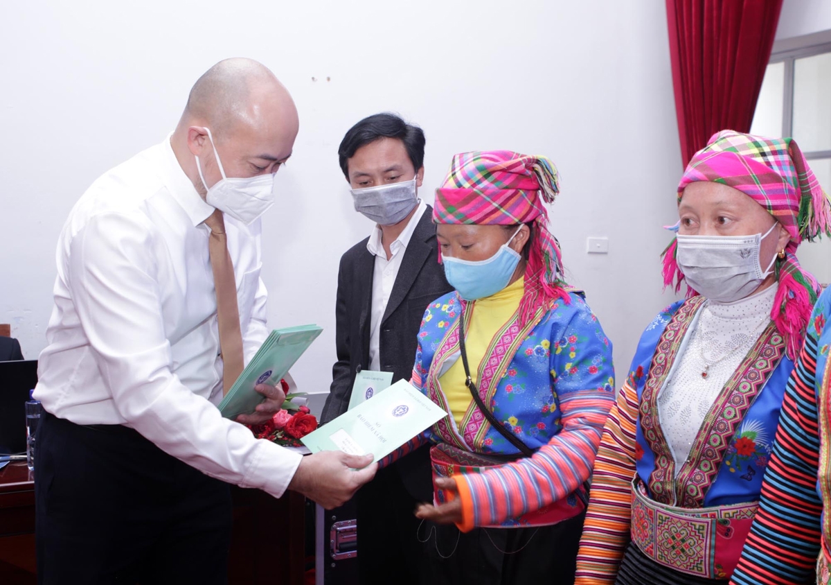 Lãnh đạo Ngân hàng Vietcombank chi nhánh Lào Cai trao tặng Sổ BHXH cho người dân là đồng bào DTTS trên địa bàn huyện Sìn Hồ