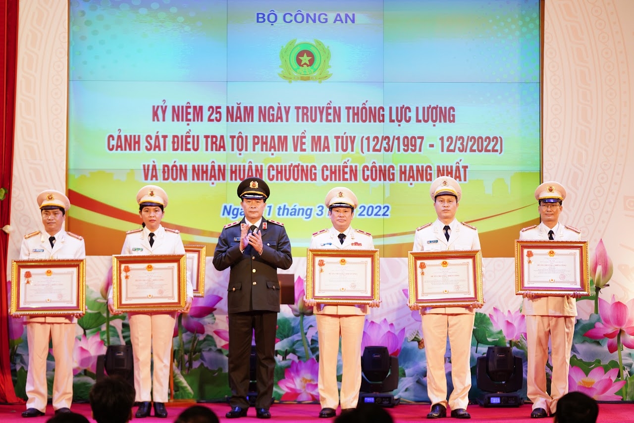 Trung tướng Lê Quốc Hùng, Ủy viên Ban Chấp hành Trung ương Đảng, Thứ trưởng Bộ Công an trao Huân chương Chiến công cho các cá nhân đạt thành tích xuất sắc trong đấu tranh chống tội phạm về ma túy cho các cá nhân thuộc Cục CSĐT tội phạm về ma túy