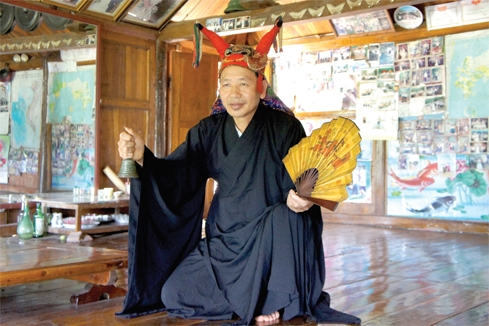 Thầy mo Bùi Văn Hải giới thiệu các nghi thức của mo Mường (Ảnh minh họa)