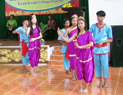 Các học viên dân tộc Khmer trình diễn nghệ thuật hát múa ADay (Ảnh TL)