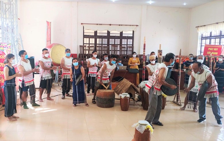 Các nghệ nhân dân tộc Cơ Ho (Lâm Đồng) tập luyện trước khi tham dự Liên hoan (Ảnh BLĐ)