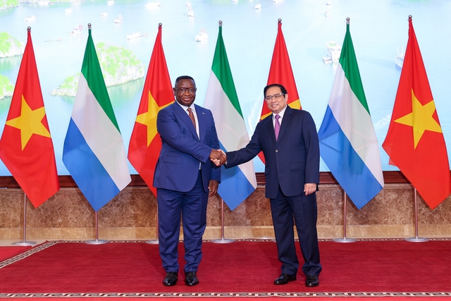 Thủ tướng Phạm Minh Chính và Tổng thống Cộng hòa Sierra Leone Julius Maada Bio - Ảnh: VGP/Nhật Bắc
