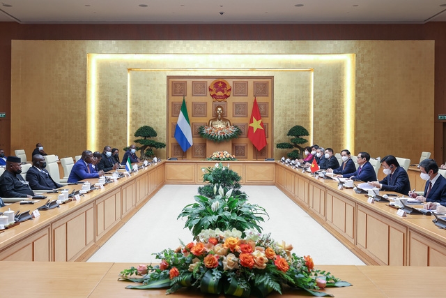 Thủ tướng Chính phủ Phạm Minh Chính và Tổng thống Julius Maada Bio tin tưởng mối quan hệ hữu nghị và hợp tác giữa Việt Nam và Siera Leone sẽ không ngừng phát triển vì lợi ích của nhân dân hai nước, vì hòa bình và phát triển trong khu vực và trên thế giới - Ảnh: VGP/Nhật Bắc