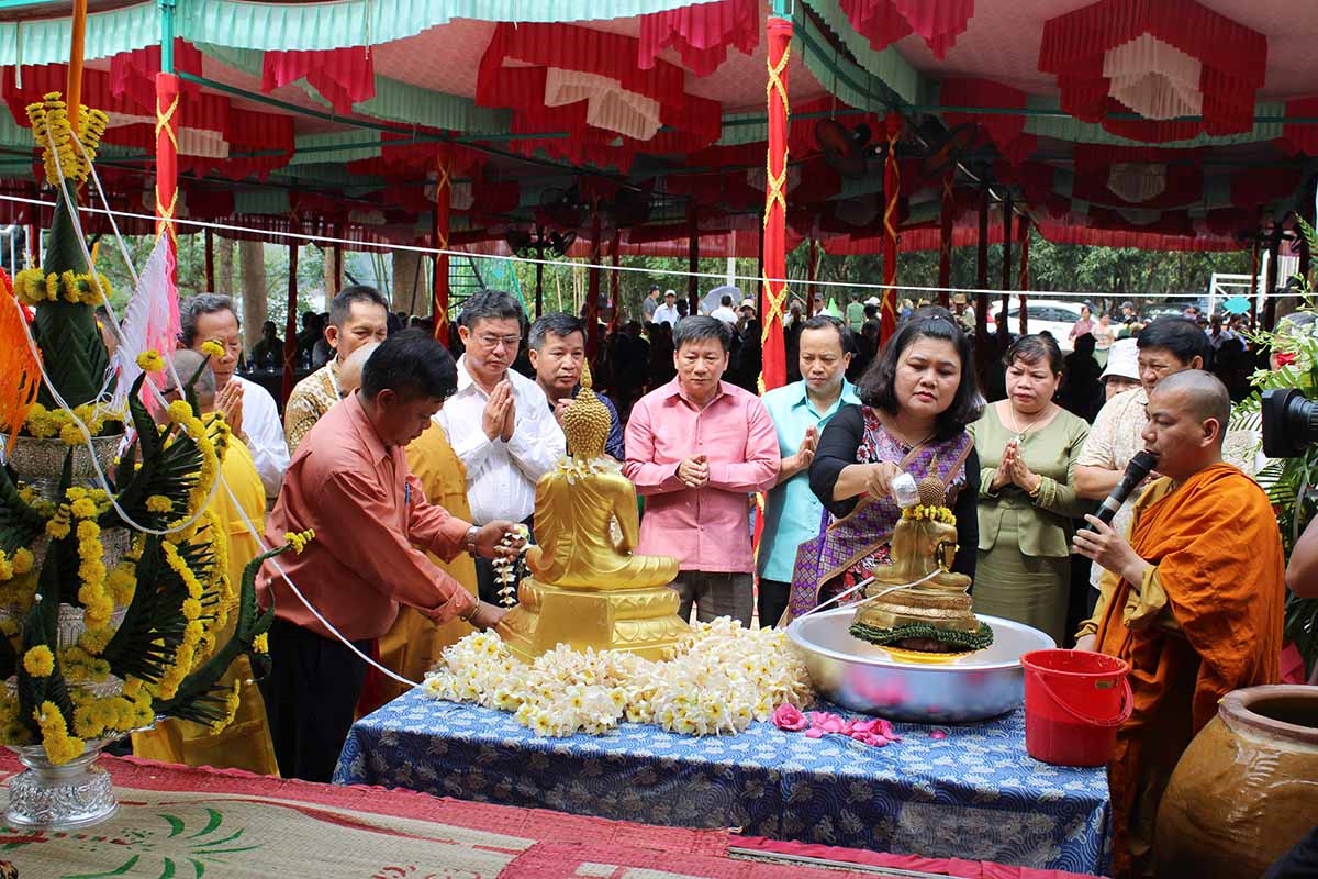 Bà H’Yim Kđoh - Phó Chủ tịch UBND tỉnh Đắk Lắk thực hiện nghi thức tắm Phật tại Tết truyền thống dân tộc Lào
