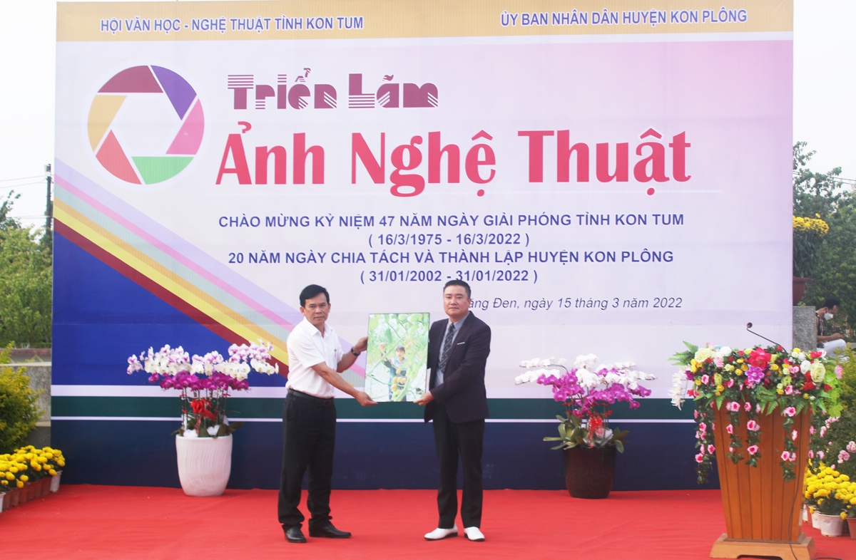 Lãnh đạo Hội Văn học - Nghệ thuật tỉnh Kon Tum trao tặng tượng trưng tác phẩm nghệ thuật cho huyện KonPlông