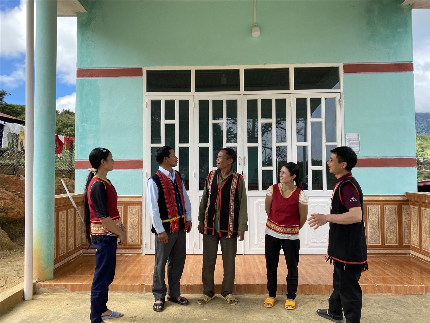 Già làng, Người có uy tín A Đúp (thứ 3 từ trái qua) đang trò chuyện với người dân ở thôn Tu Thó