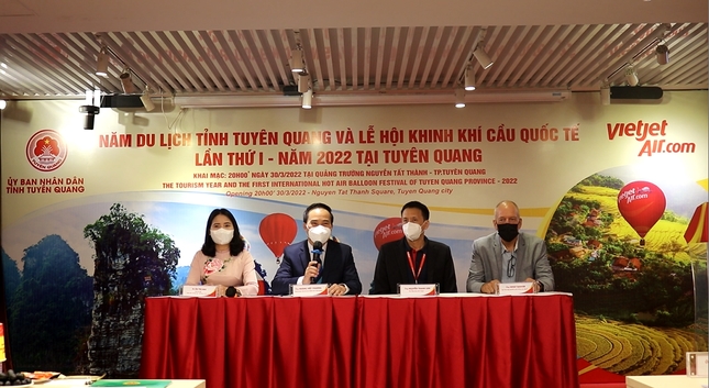 Đại diện UBND tỉnh Tuyên Quang và đơn vị đồng hành tại buổi họp báo.