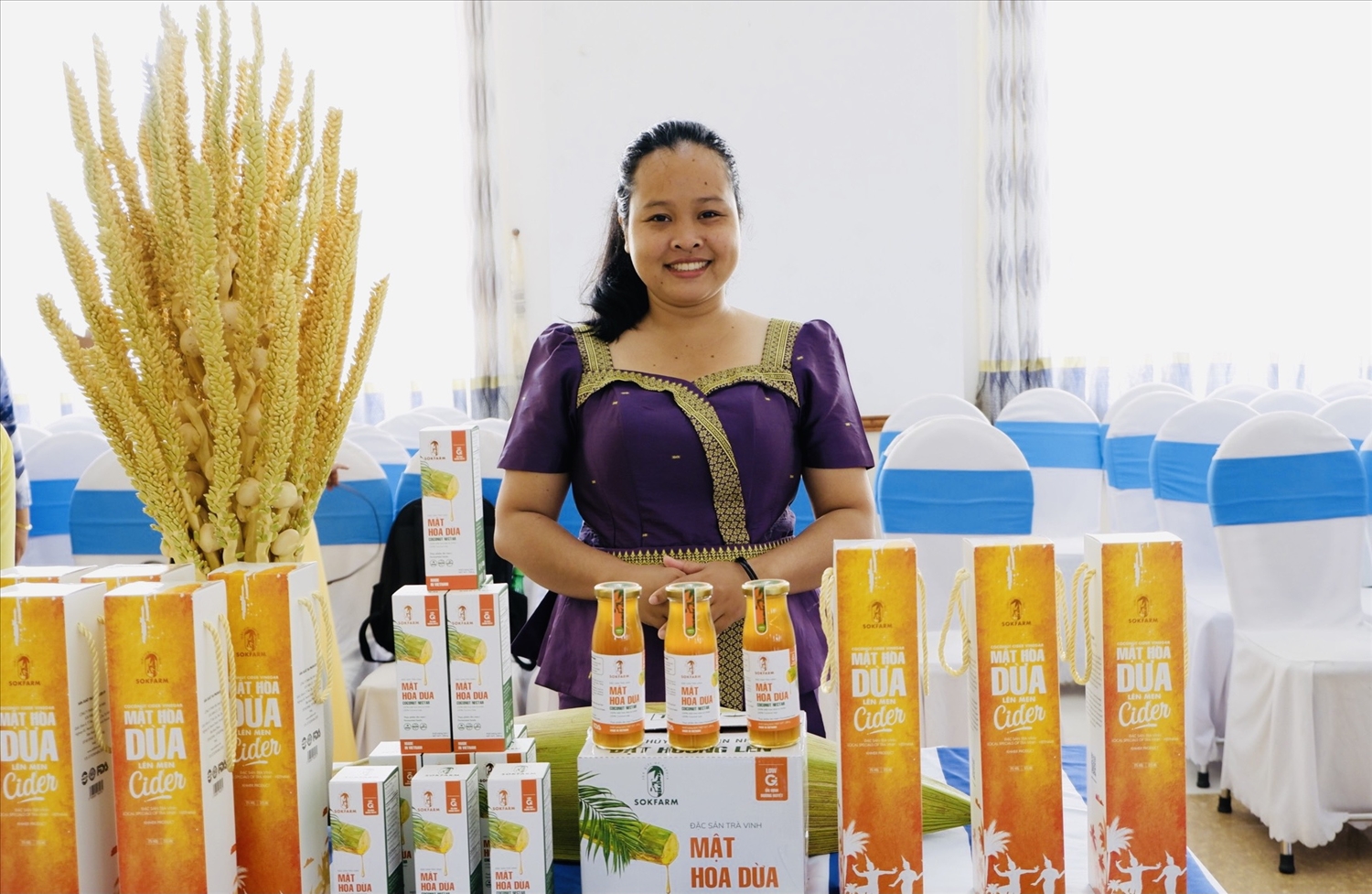 Chị Thạch Thị Chal Thi giới thiệu sản phẩm mật hoa dừa của Công ty