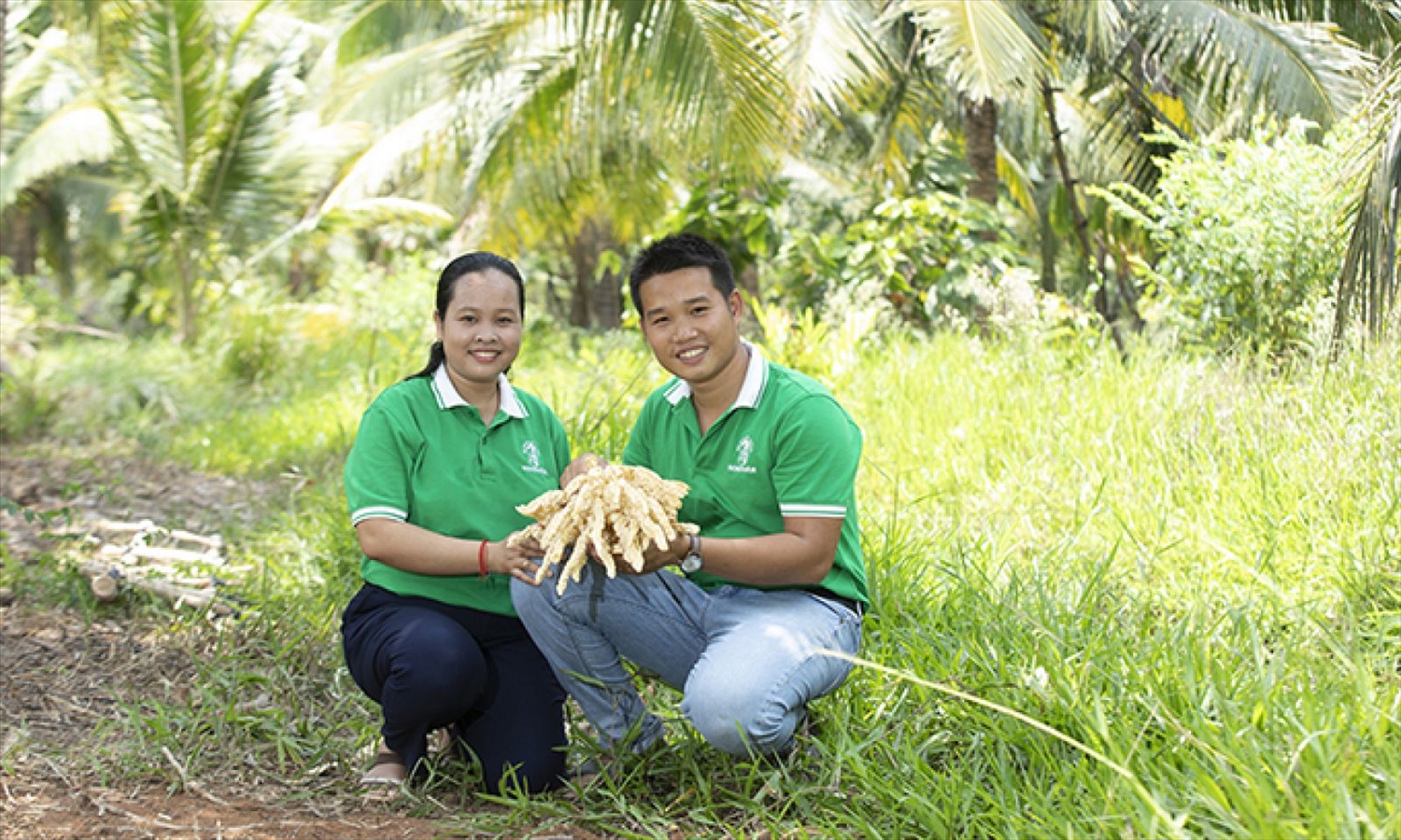 Hai vợ chồng Thạch Thị Chal Thi và Phạm Đình Ngãi bên vườn dừa lấy mật của gia đình. 