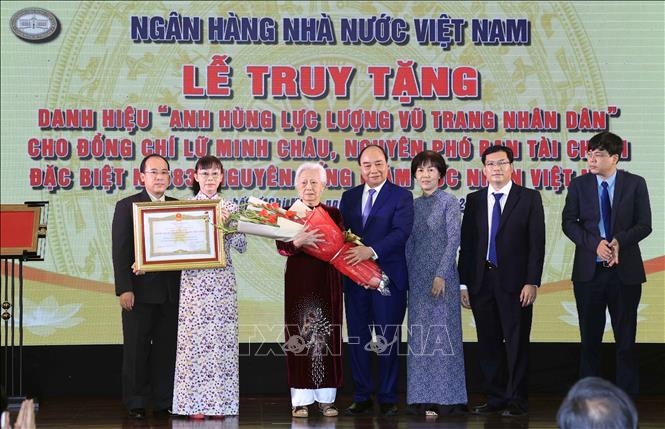 Chủ tịch nước Nguyễn Xuân Phúc dự Lễ truy tặng danh hiệu “Anh hùng lực lượng vũ trang Nhân dân” cho đồng chí Lữ Minh Châu. (Ảnh: Thống Nhất/TTXVN)