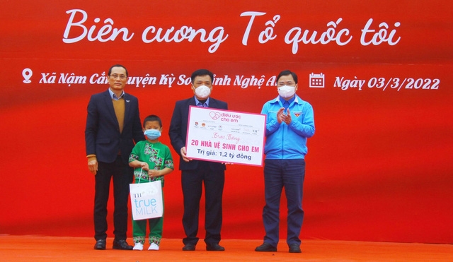 : Đại diện Trung ương Đoàn TNCS Hồ Chí Minh và đại diện Tập đoàn TH trao biển tặng 20 "Nhà vệ sinh cho em" cho các trường, điểm trường tại các xã biên giới tỉnh Nghệ An. Trước đó, 10 công trình đã được tặng cho tỉnh Lào Cai