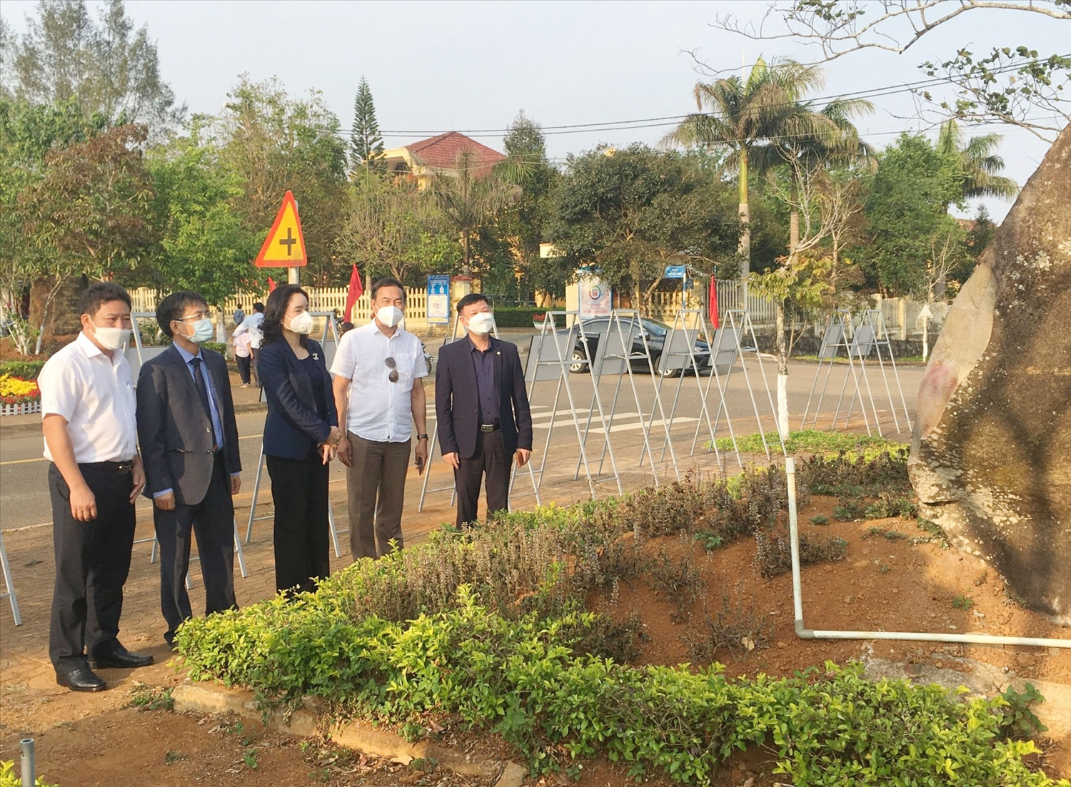 Thứ trưởng Bộ VHTT&DL Trịnh Thị Thủy, lãnh đạo UBND, Sở VHTT&DL tỉnh Kon Tum và lãnh đạo huyện KonPlông tham quan vườn đá Măng Đen