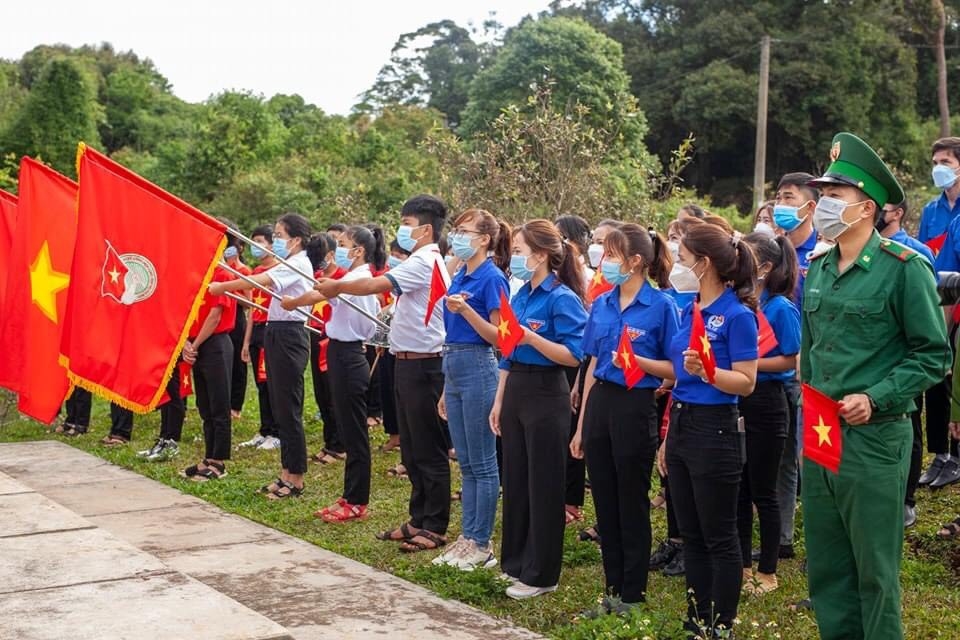 30 đoàn viên, thanh niên cùng Bộ đội Biênphòng đến thăm cột mốc biên giới 55 tại xã Đắk Búk So, huyện Tuy Đức...