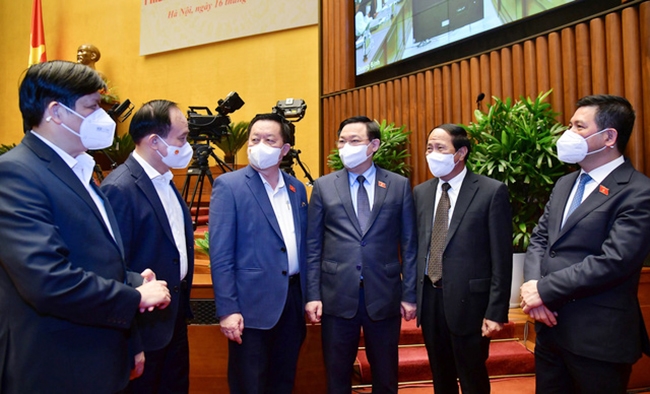 Chủ tịch Quốc hội Vương Đình Huệ, Phó Thủ tướng Lê Văn Thành trao đổi với các đại biểu