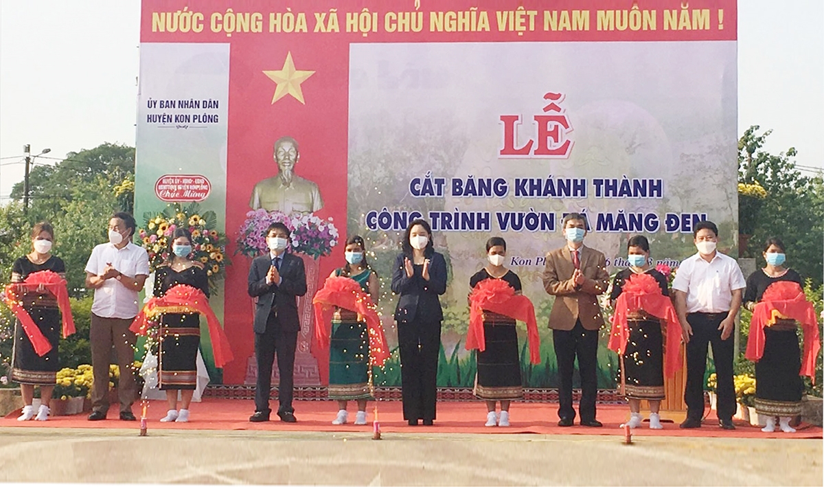 Thứ trưởng Bộ VHTT&DL Trịnh Thị Thủy, lãnh đạo UBND, Sở VHTT&DL tỉnh Kon Tum và lãnh đạo huyện KonPlông cắt băng khánh thành vườn đá Măng Đen